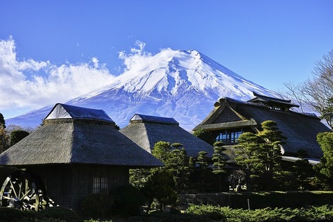 traditionelle Häuser mit Blick auf den heiligen Berg Fuji