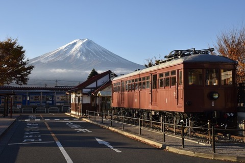 nostalgischer Zug mit Blick zum Fuji