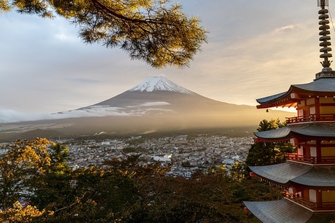 Pagode mit Blick auf den Berg fuji in Japan